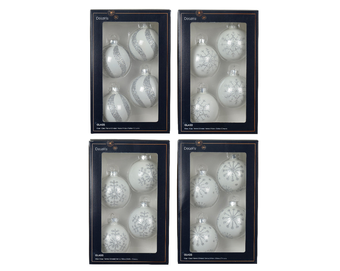 Set kerstglazen ballen in doos, met zilveren sneeuwvlokken en glinsterende details