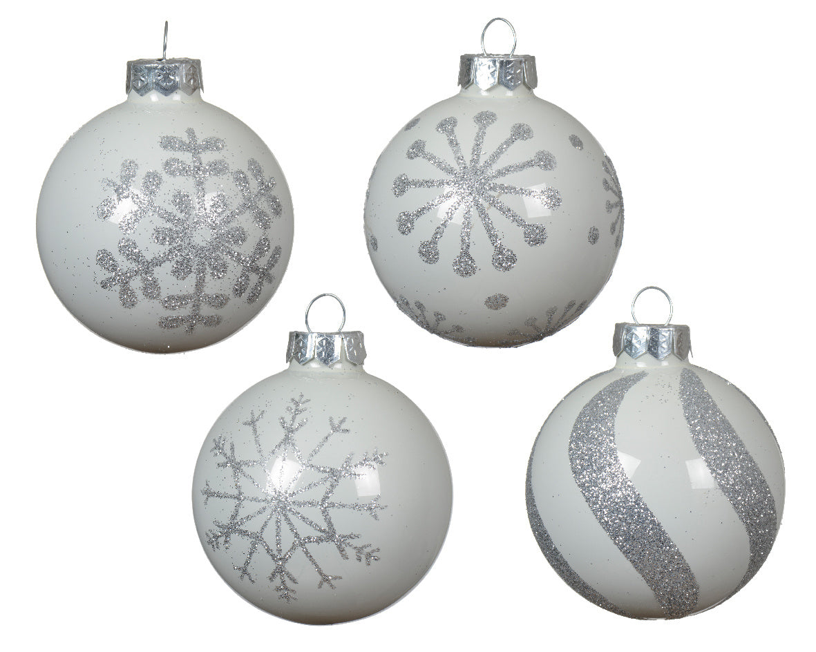 4 kerstballen glas: witte ballen met zilveren sneeuwvlokken en een zilveren streepdesign