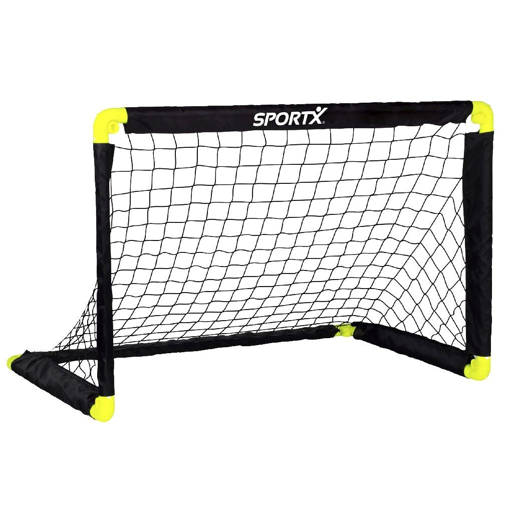 Opvouwbaar voetbaldoel met zwart net en lime gele hoeken, rechthoekig frame