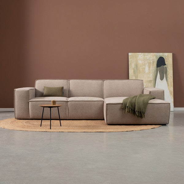 Rechts opgestelde chaise longue met lichtbeige stoffen bekleding en kussens