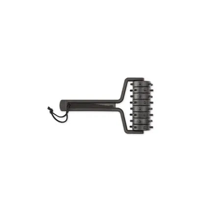 Deegprikker met lange beugel en zwarte rollers, zwart metalen model.