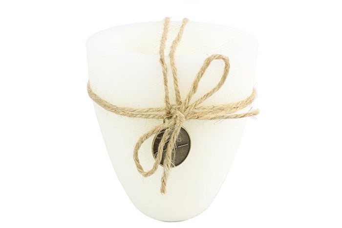 Witte kaars in beker met jute strik en label