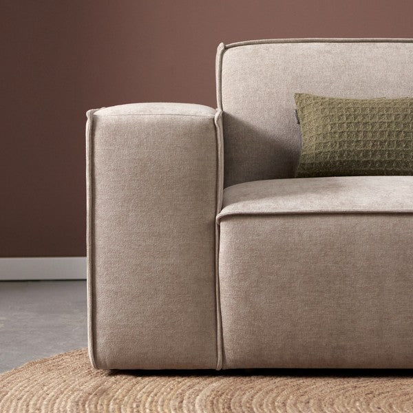 Chaise longue met lichtbeige stoffen arm en rugkussen, detail van stiksels
