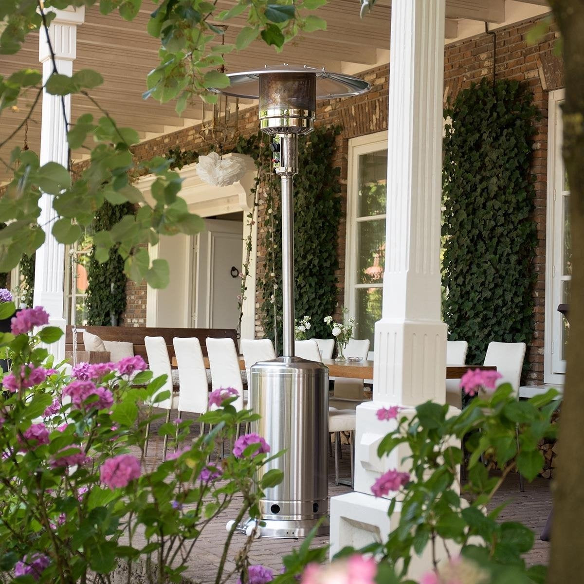 RVS gasheater op terras met ronde basis en stralingskap