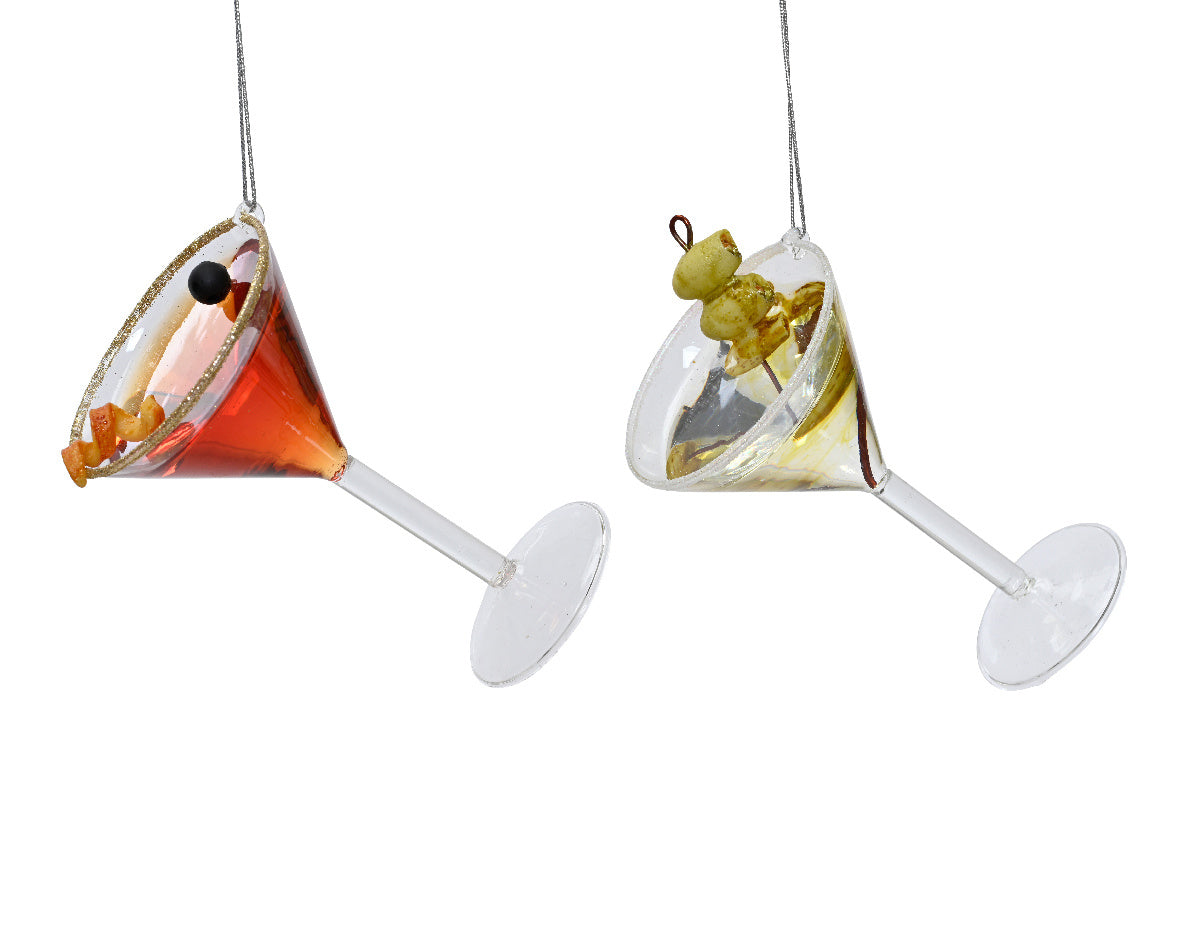 Cocktailglas-ornament met twee glazen, oranje en goudkleurige drank, aan koord.