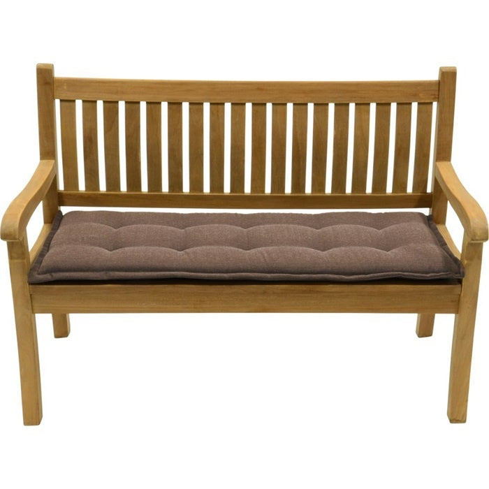 Taupe bankkussen met quiltstiksels op een houten bankje, volledig overzicht.