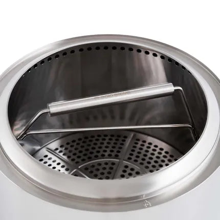 Handvat voor Solo Stove Bonfire over de geperforeerde binnenkant van de vuurkorf