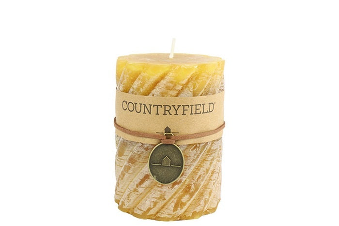 Gele spiraalkaars met COUNTRYFIELD-label en metalen decoratieband