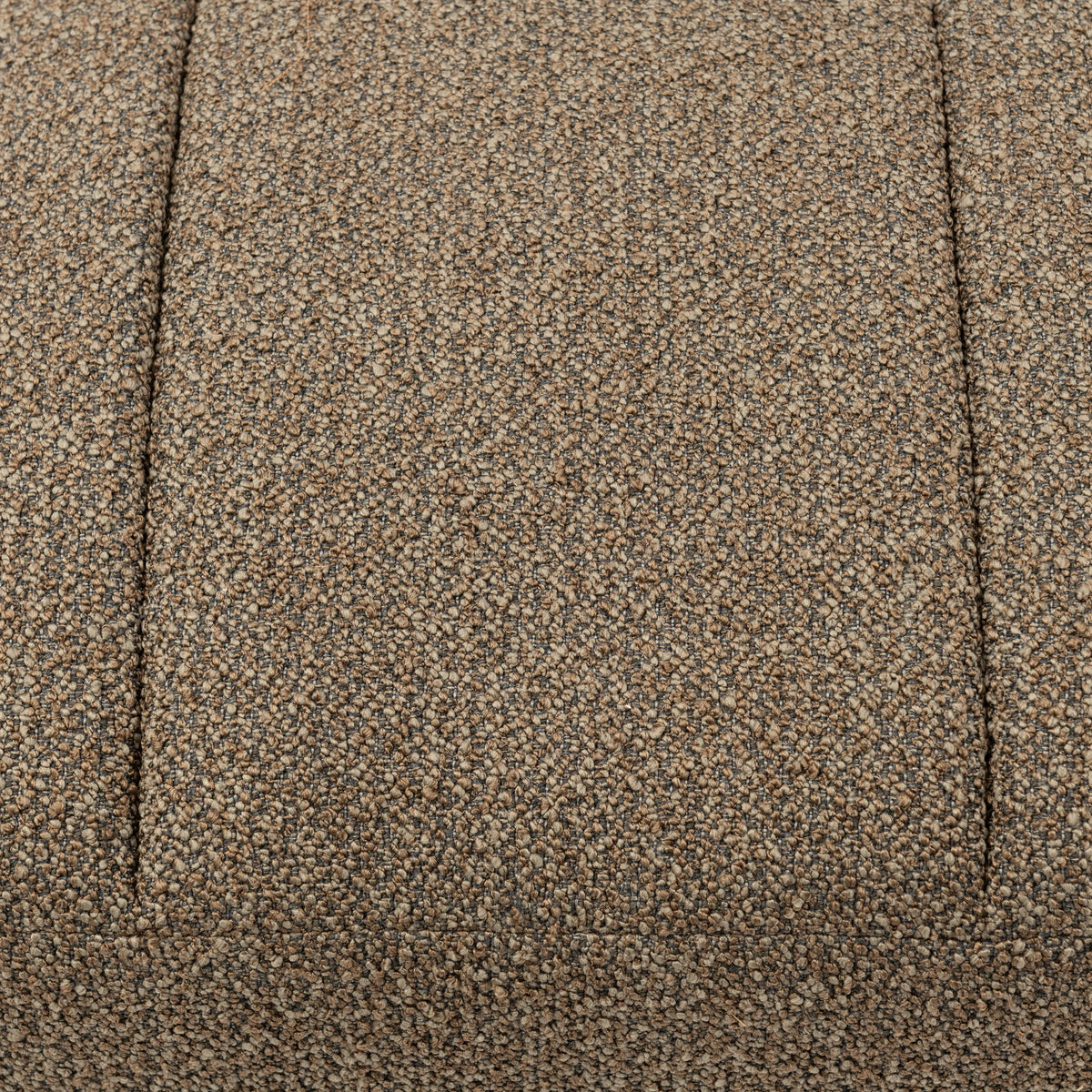 Detail van de gemêleerde, grof geweven bruine bekleding van de eetkamerbank