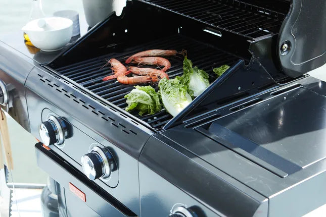 Grafiet barbecue met garnalen en groente op het grillrooster