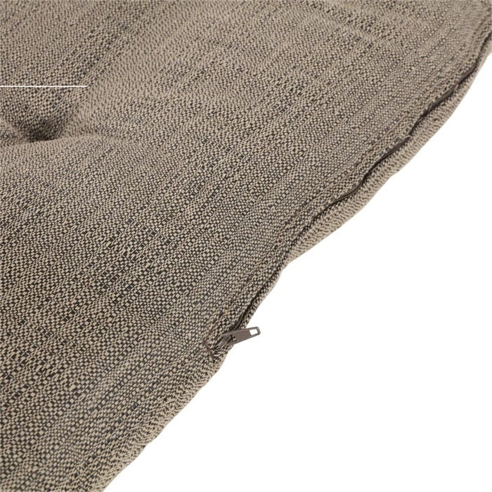Taupe bankkussen met ritssluiting aan de zijkant en quiltstiksels.