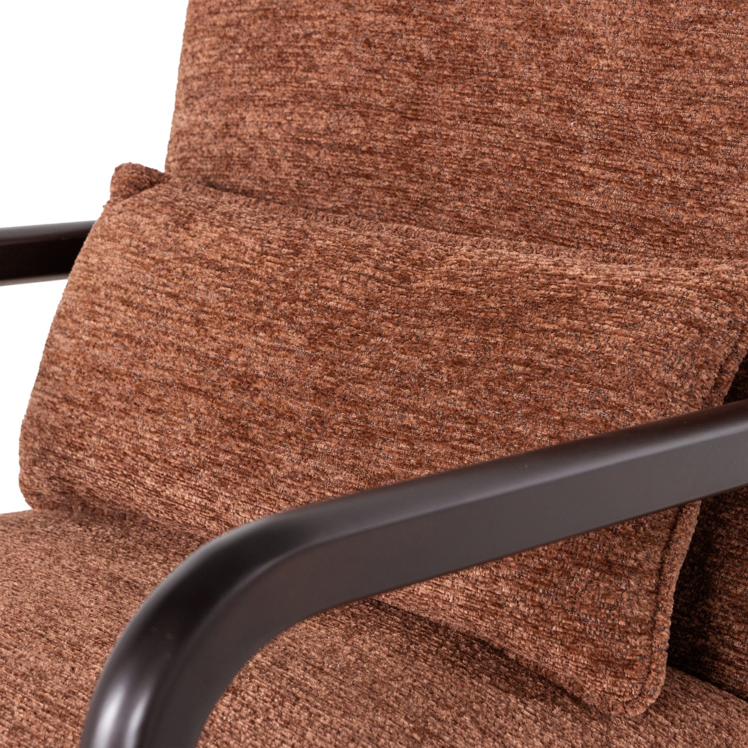 Bruine chenille fauteuil, rugkussen en zitting met zichtbare stofstructuur.