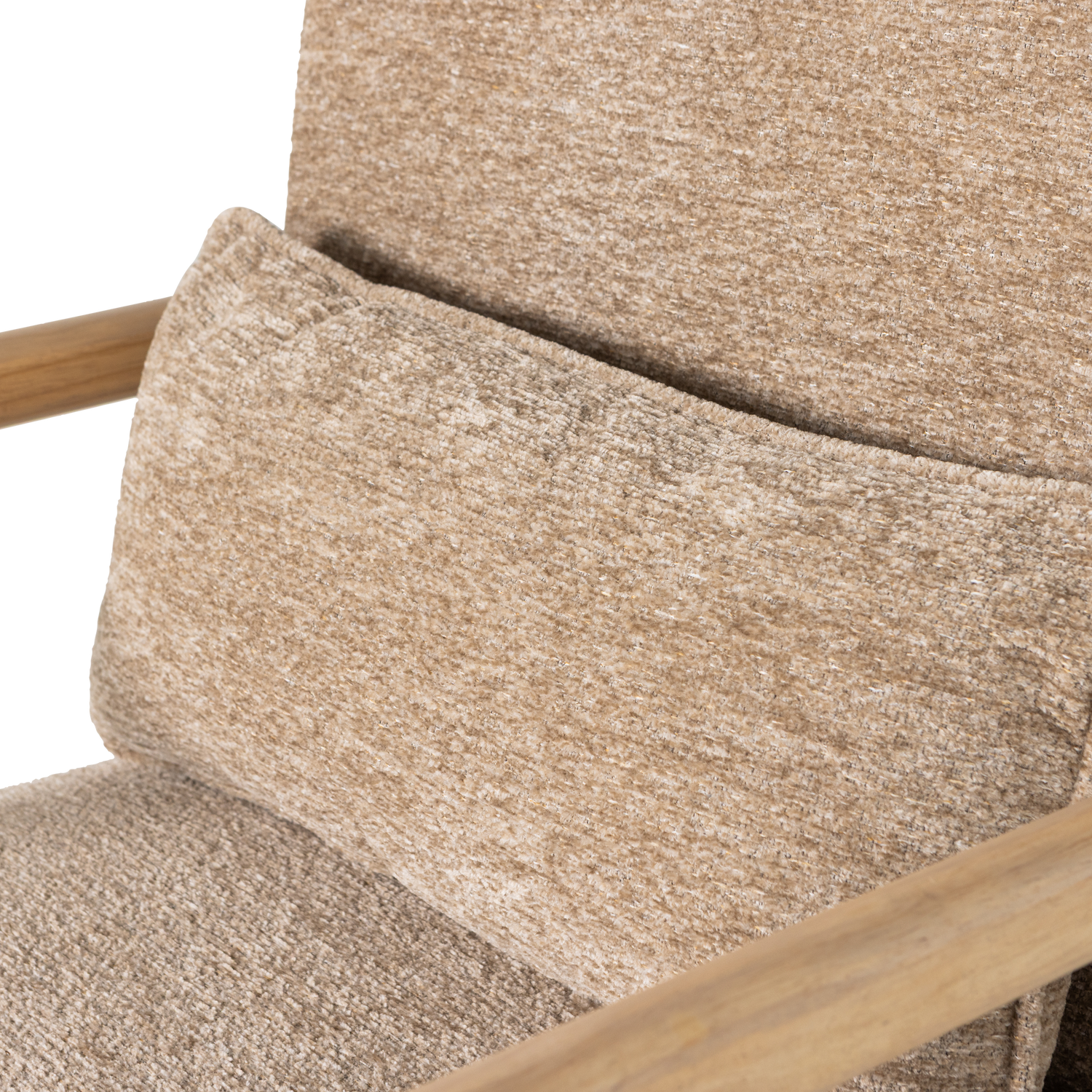 Zandkleurige chenille rug- en zitkussen met rechte, genaaide naden.