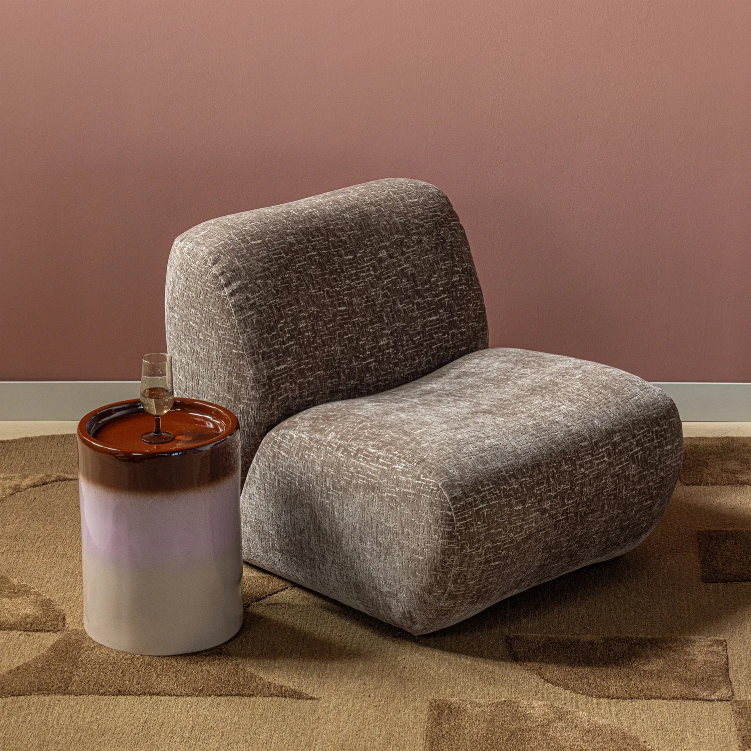 Fauteuil met craquelé velvet in lichtbruin, zijaanzicht met afgeronde rug en zitting.