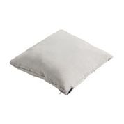 Sierkussen 45x45 panamalinnen in lichtgekleurde kussenhoes, hoekdetail met label