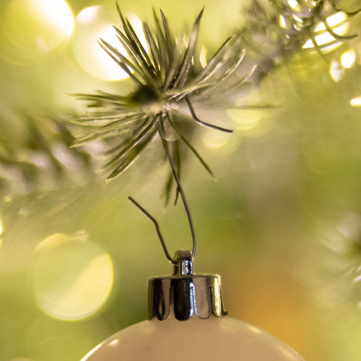 Ijzeren kerstbalhaakje met spiraalveer op gouden kerstbal