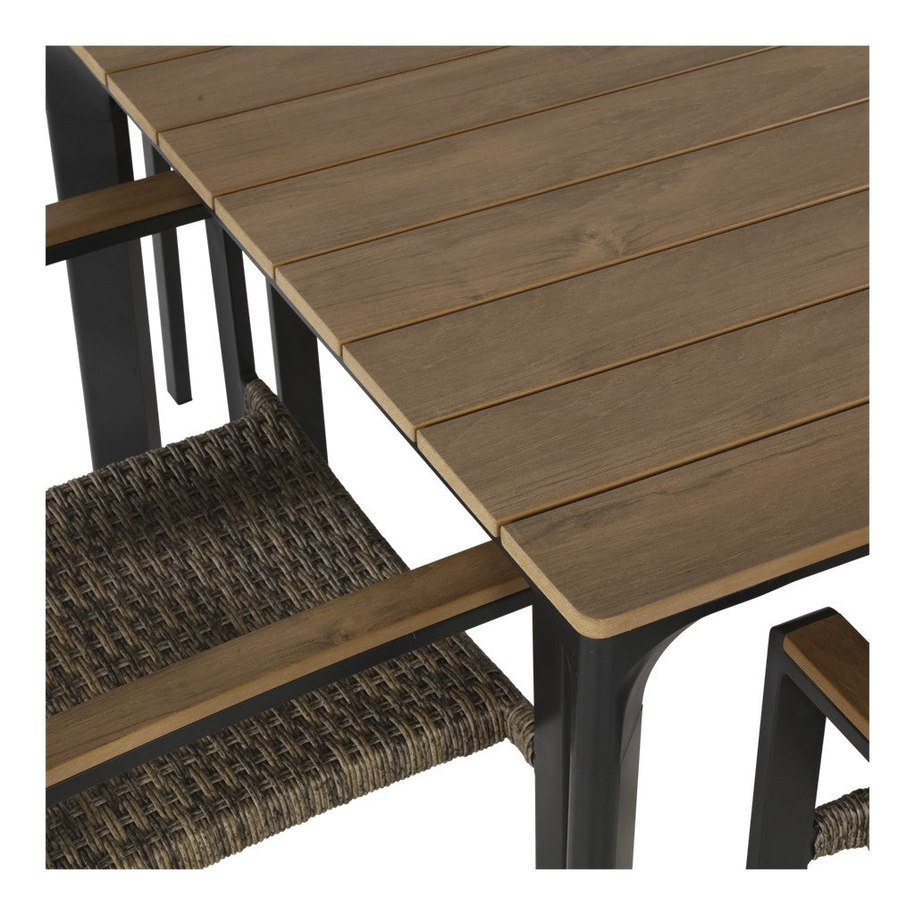 Eettafelhoek met houten lattenblad en stoelarmleuning met beige vlechtwerk