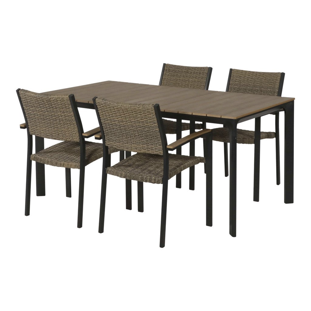 Eettafel met houtlook blad en zwarte poten, met vijf stoelen met geweven bekleding
