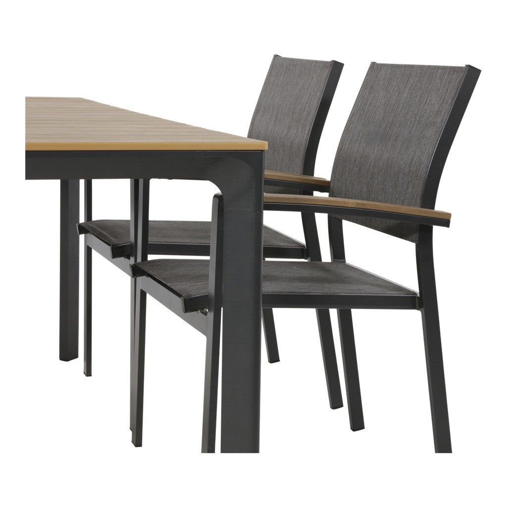 Eettafel met houten blad en grijze stoel met armleuningen en donker onderstel