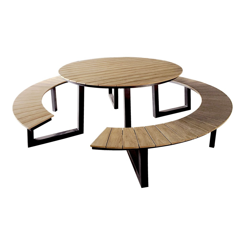 Picknickset met rond houten blad en houten bank rondom, ondersteund door zwarte poten.