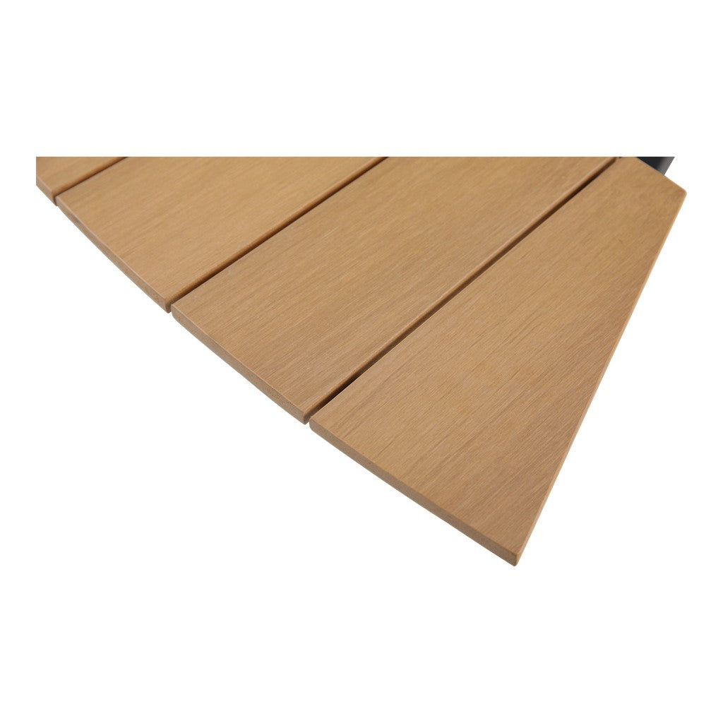 Houten zitting met slanke plankdelen en een strak, hoekig frame