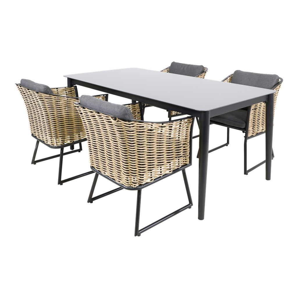 Witte eettafel met beige rotan stoelen en grijze zitkussens