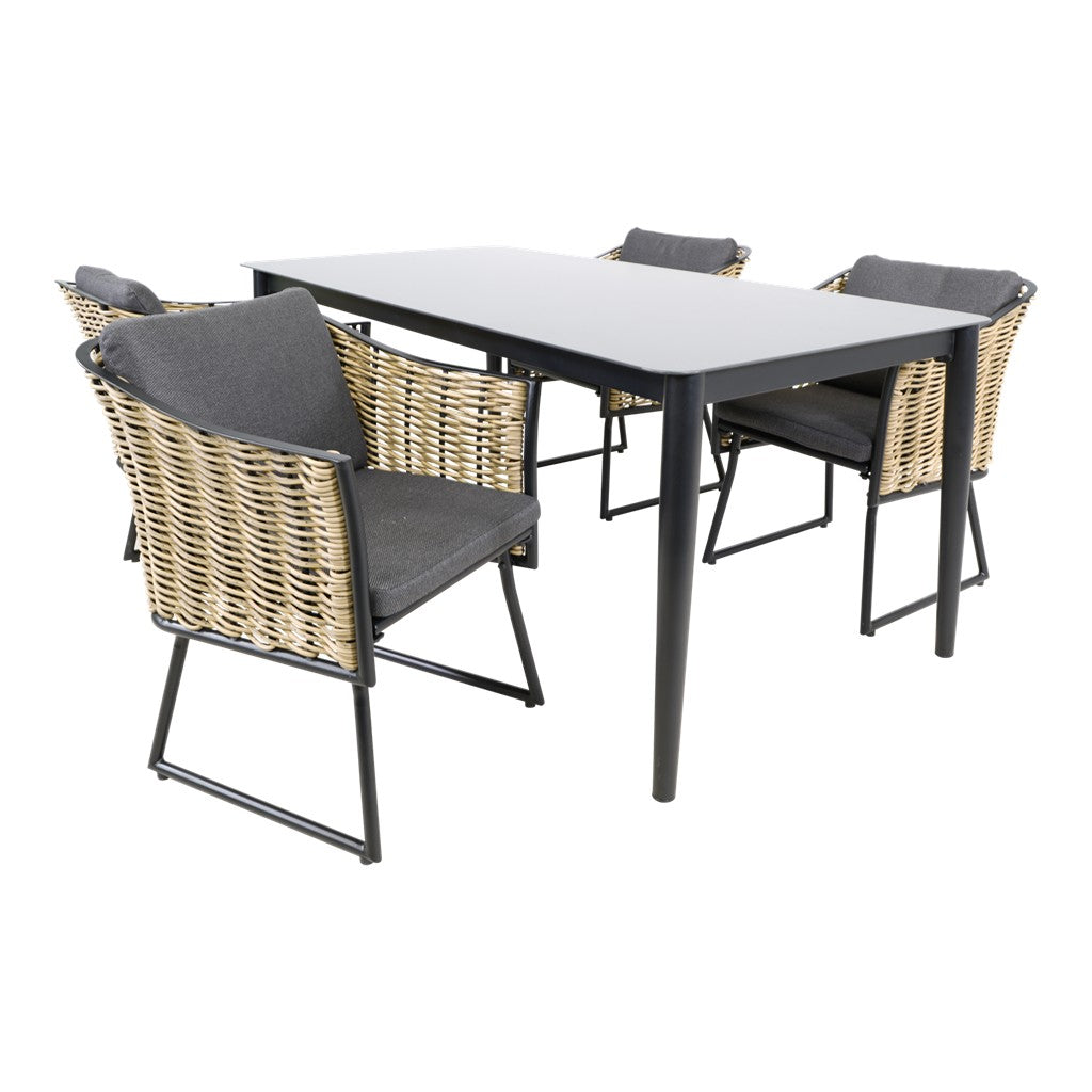 Witte eettafel met beige rotan stoelen en grijze kussens