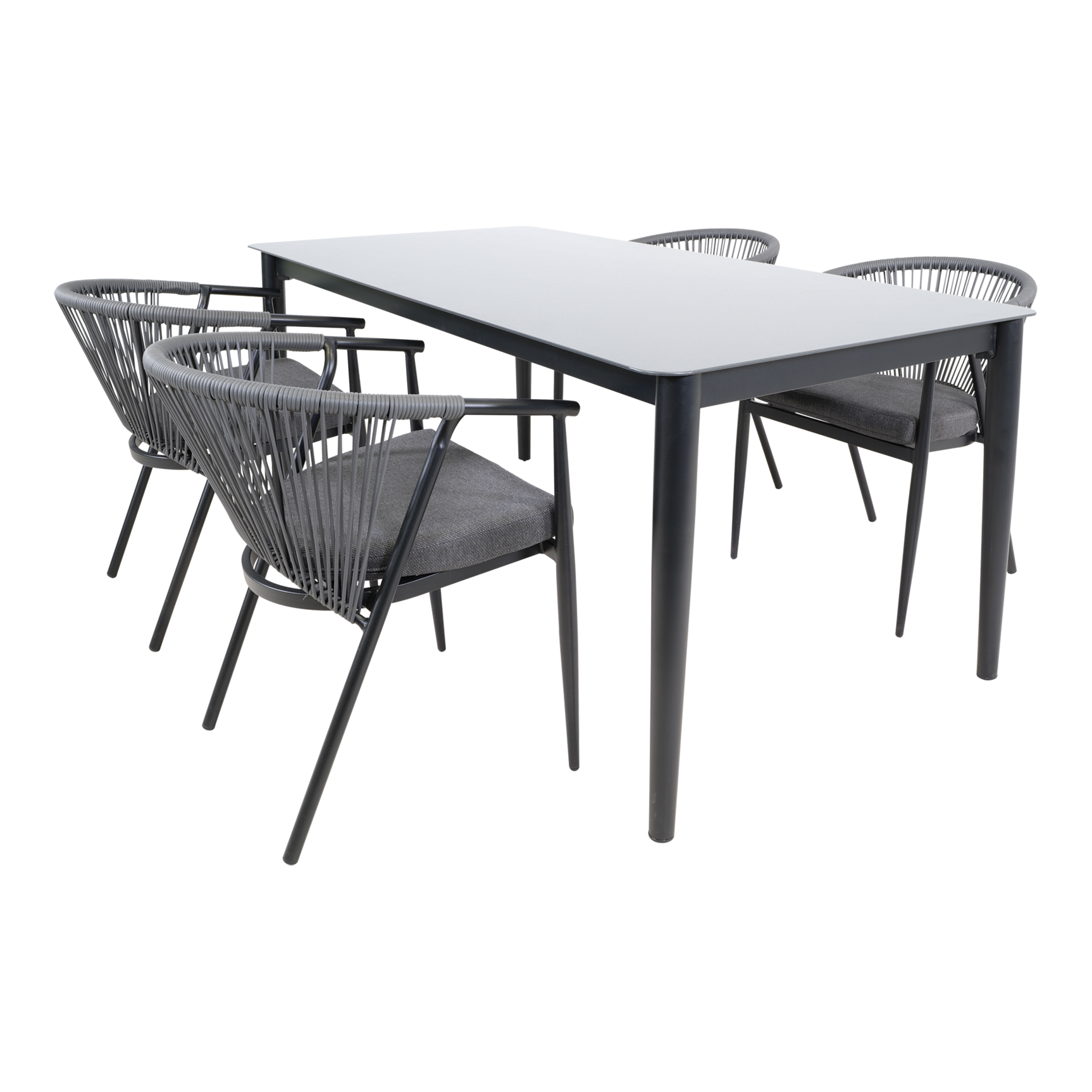 Stapelstoelen met vlechtwerk rugleuning en grijs zitkussen, metalen frame bij tafel