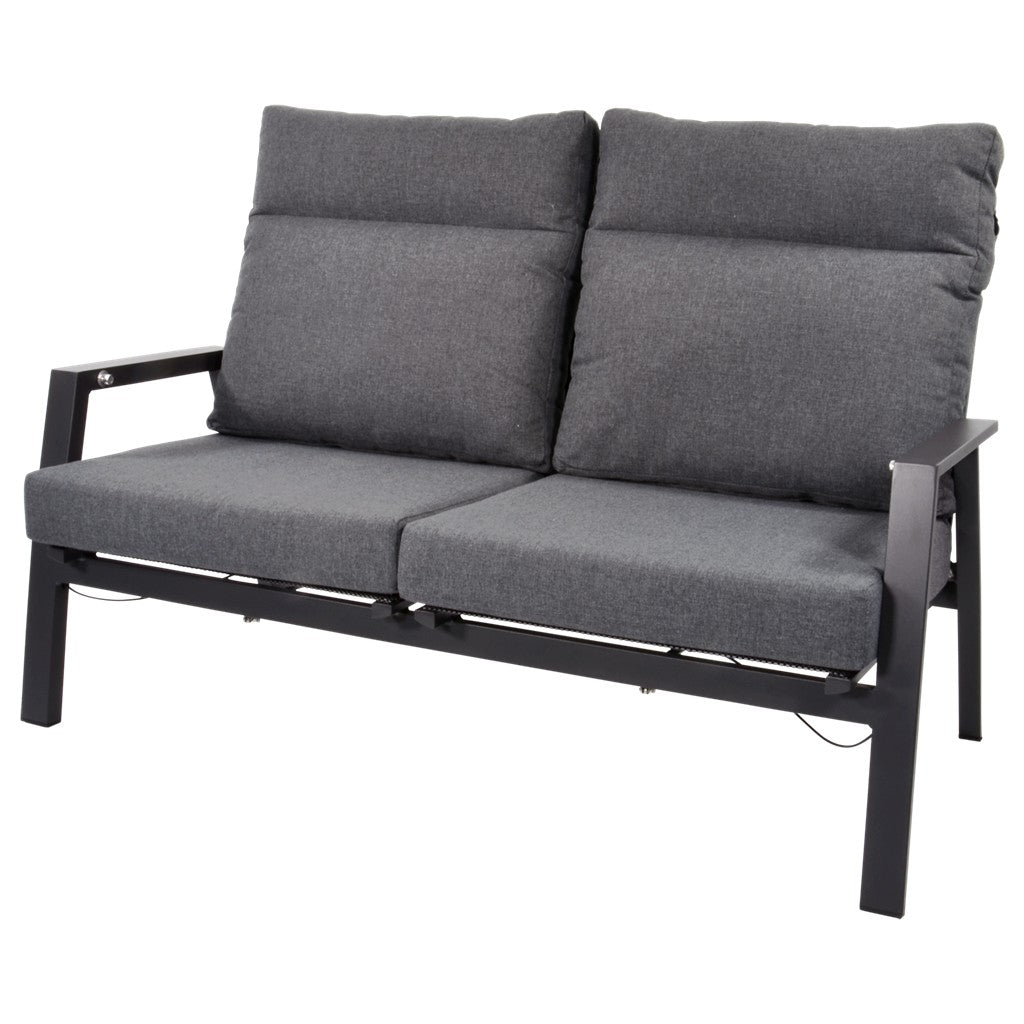 2-zits loungebank met donkergrijze stoffen kussens en zwart metalen frame