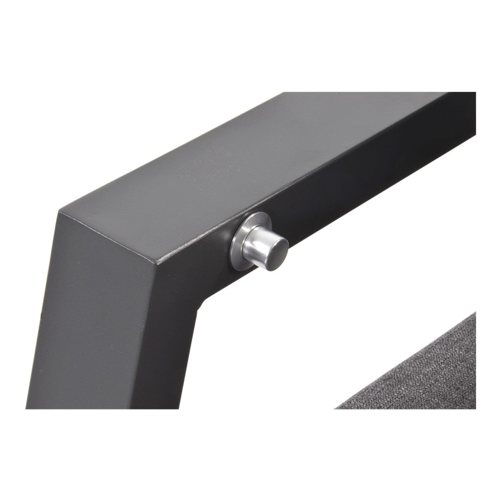 Armleuning van loungebank met donker frame en ronde metalen knop