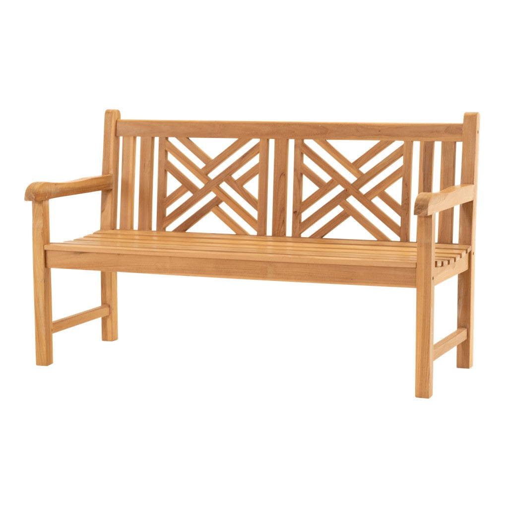 Teakbank met brede armleuningen, houten planken zitting en decoratief kruiswerk in rug