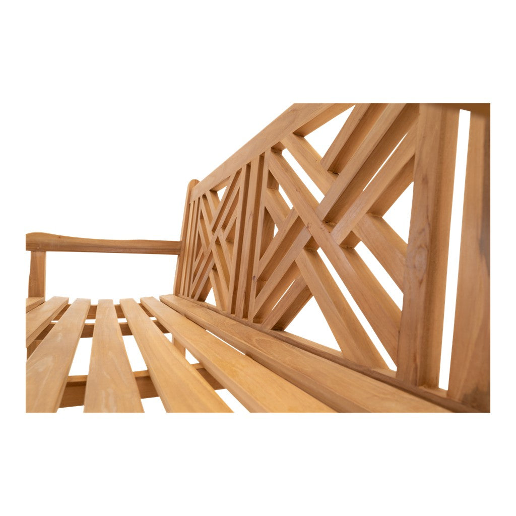 Teakbank detail van zitting met planken en kruiswerk in de rugleuning