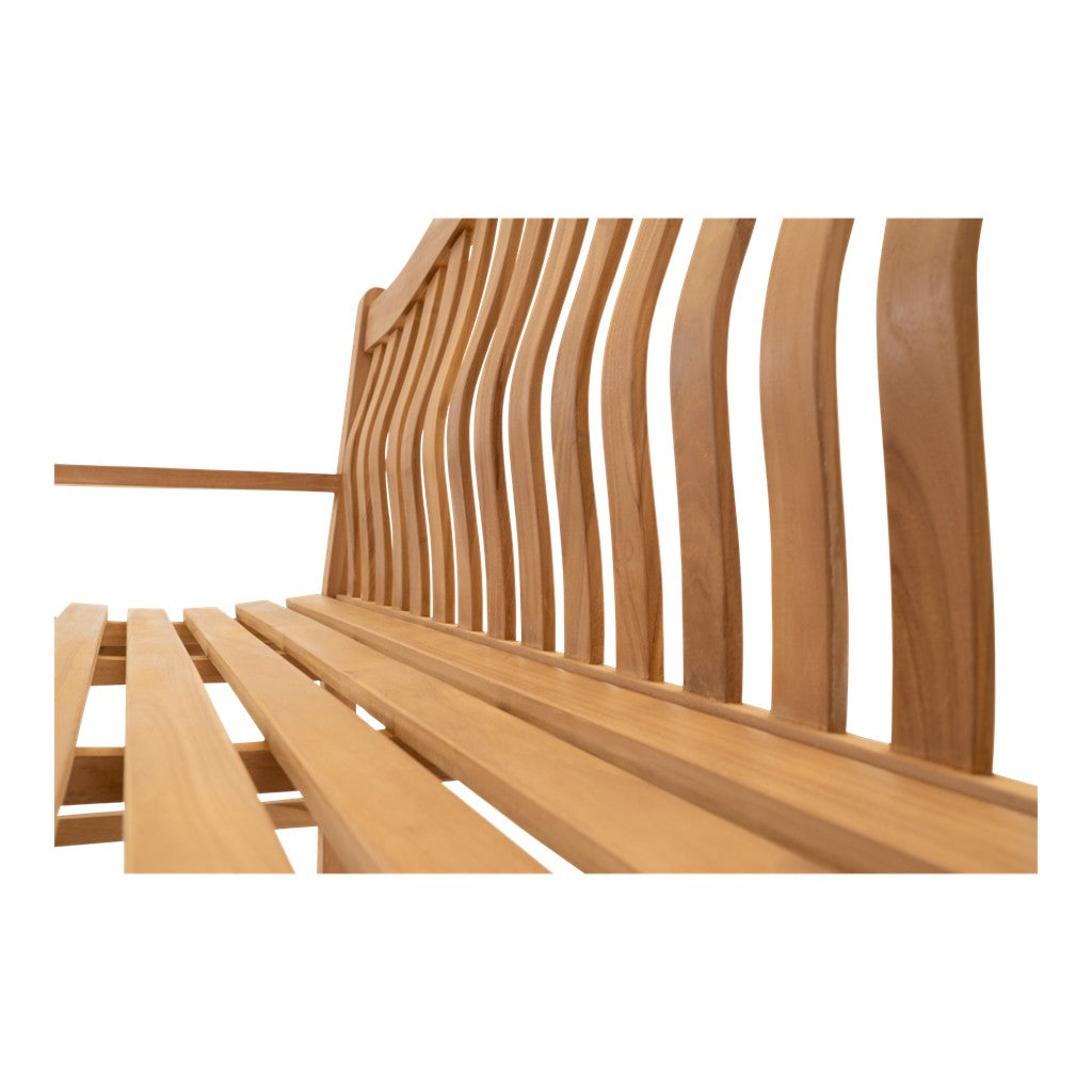Teakbank close-up: verticale ruglatten en houten zitting met zichtbare houtnerf