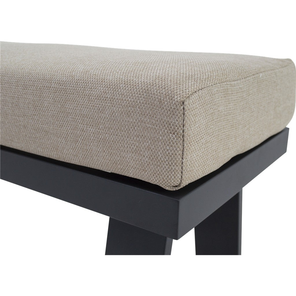 Loungehoekset detail: lichtbeige zitting met donkergrijs onderstel en hoekige poten
