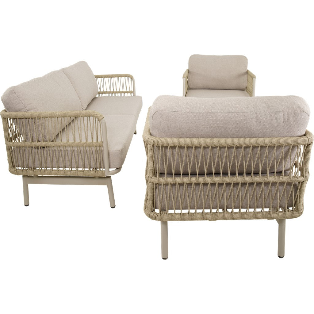 Twee fauteuils met ronde hoeken, vlechtwerk zijkanten en beige kussens