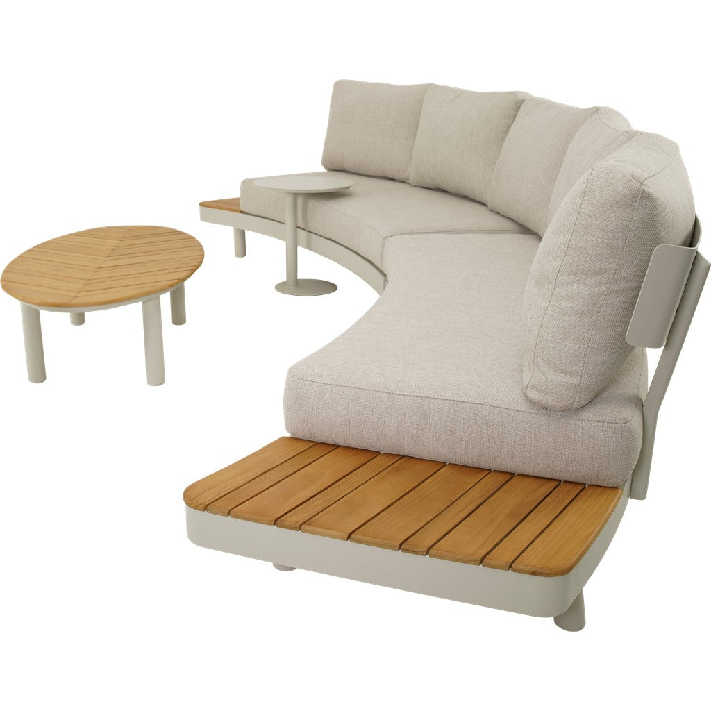 Losse fauteuil met lichtgrijze bekleding, witte pootjes en houten zitplank