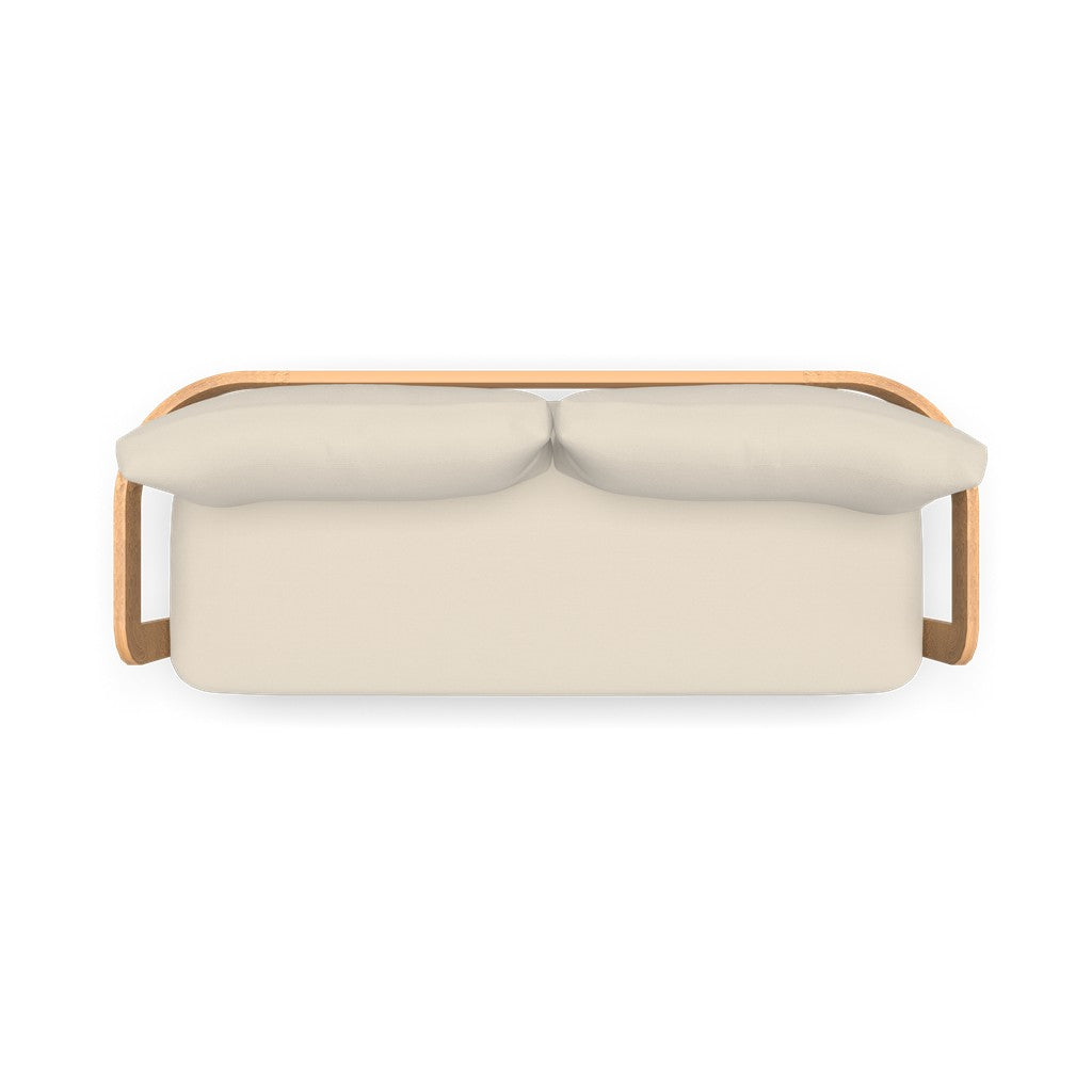 Beige tweezitsbank met twee kussens en houten armleuningen