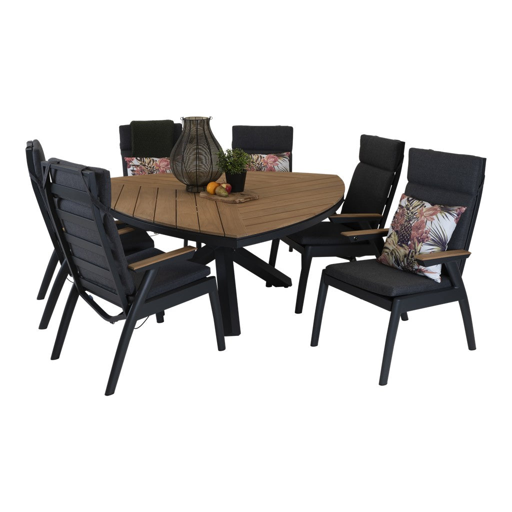 Driehoekige houten eettafel met zwarte stoelen met kussens, rondom opgesteld