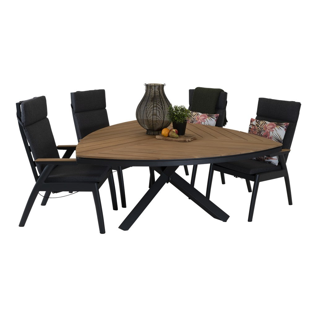 Driehoekige houten eettafel met zwart onderstel en zwarte stoelen met donker kussens