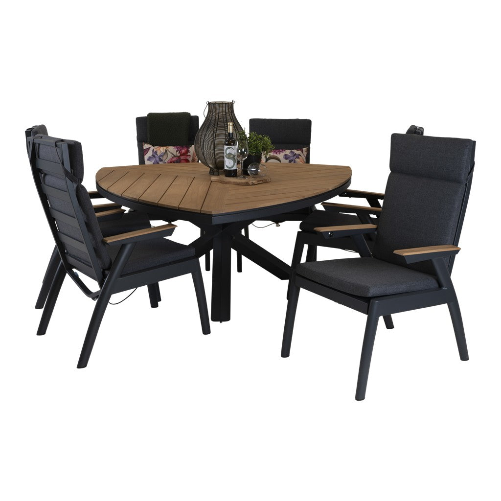 Driehoekige houten eettafel met zwart onderstel en 4 donkergrijze stoelen