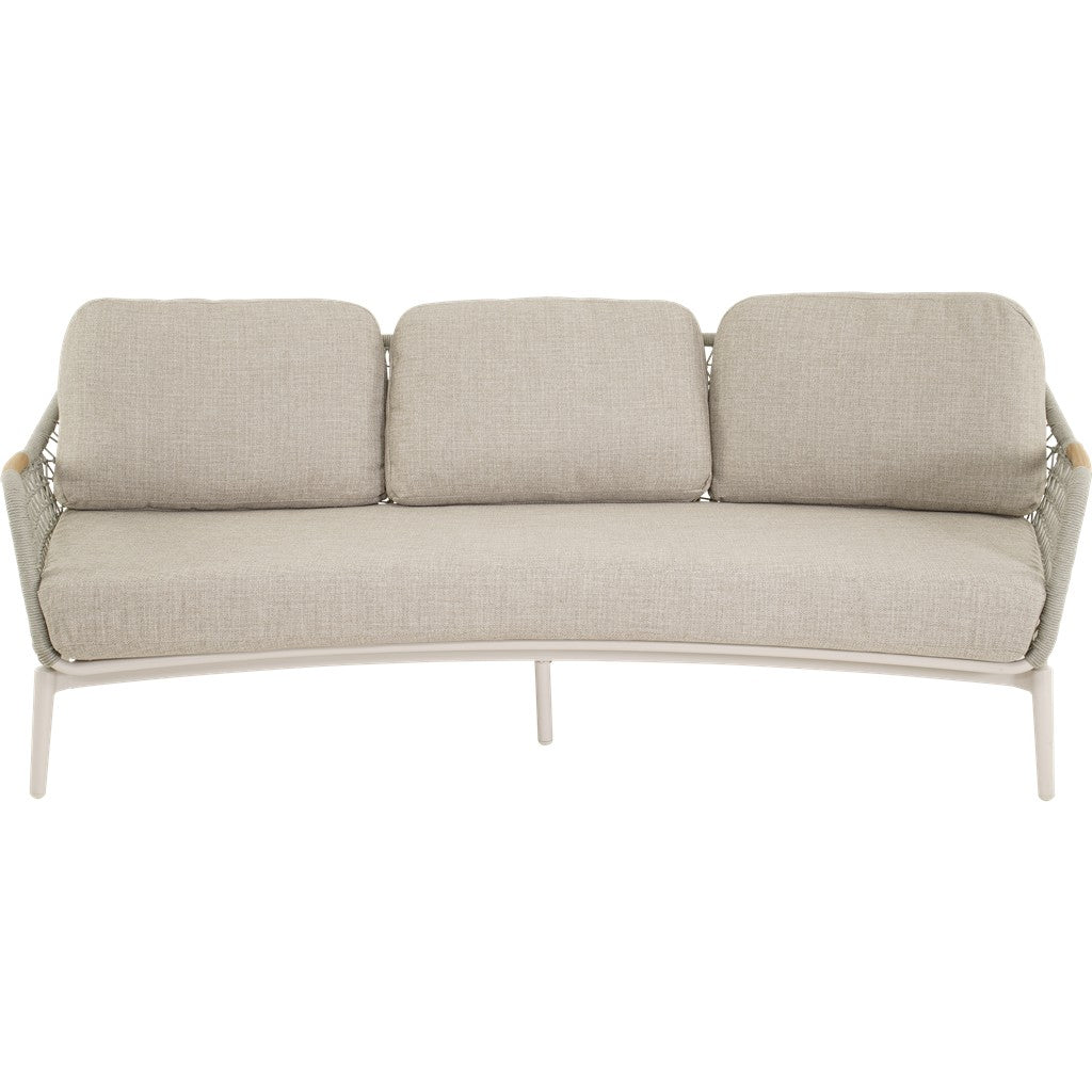 Loungebank met drie rugkussens en beige zitting; gevlochten wicker frame