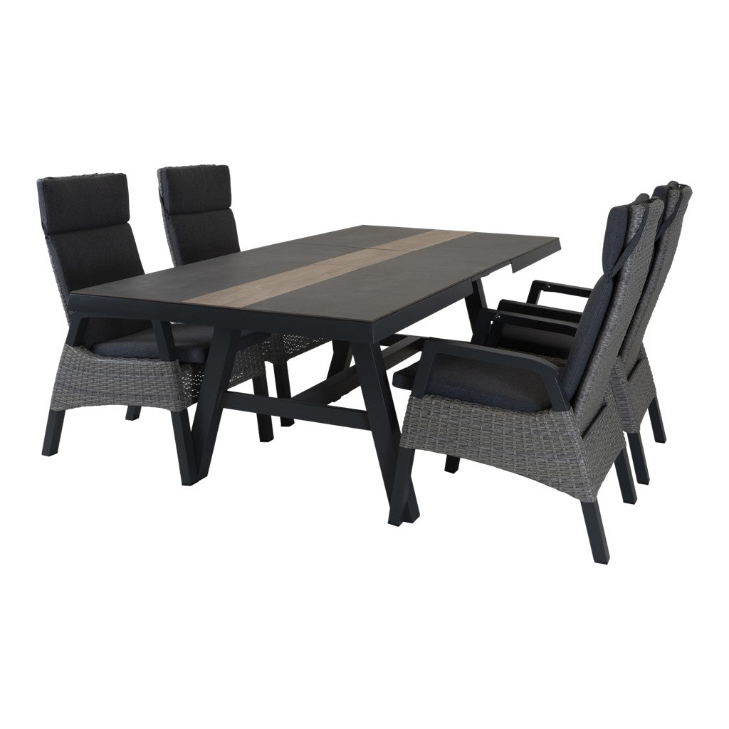 Uittrektafel met grijze diningstoelen, donker tafelblad met beige lengtestrook