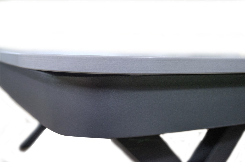 Zijaanzicht van ovale eettafel: lichtgrijs blad met afgeronde rand