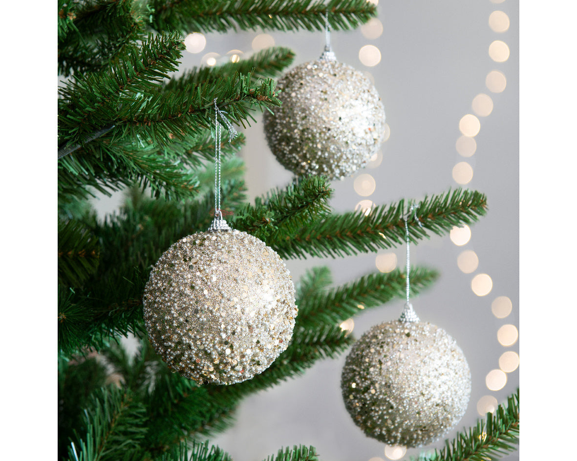 Glitterkerstballen van schuim, zilverkleurig, opgehangen aan een kerstboom