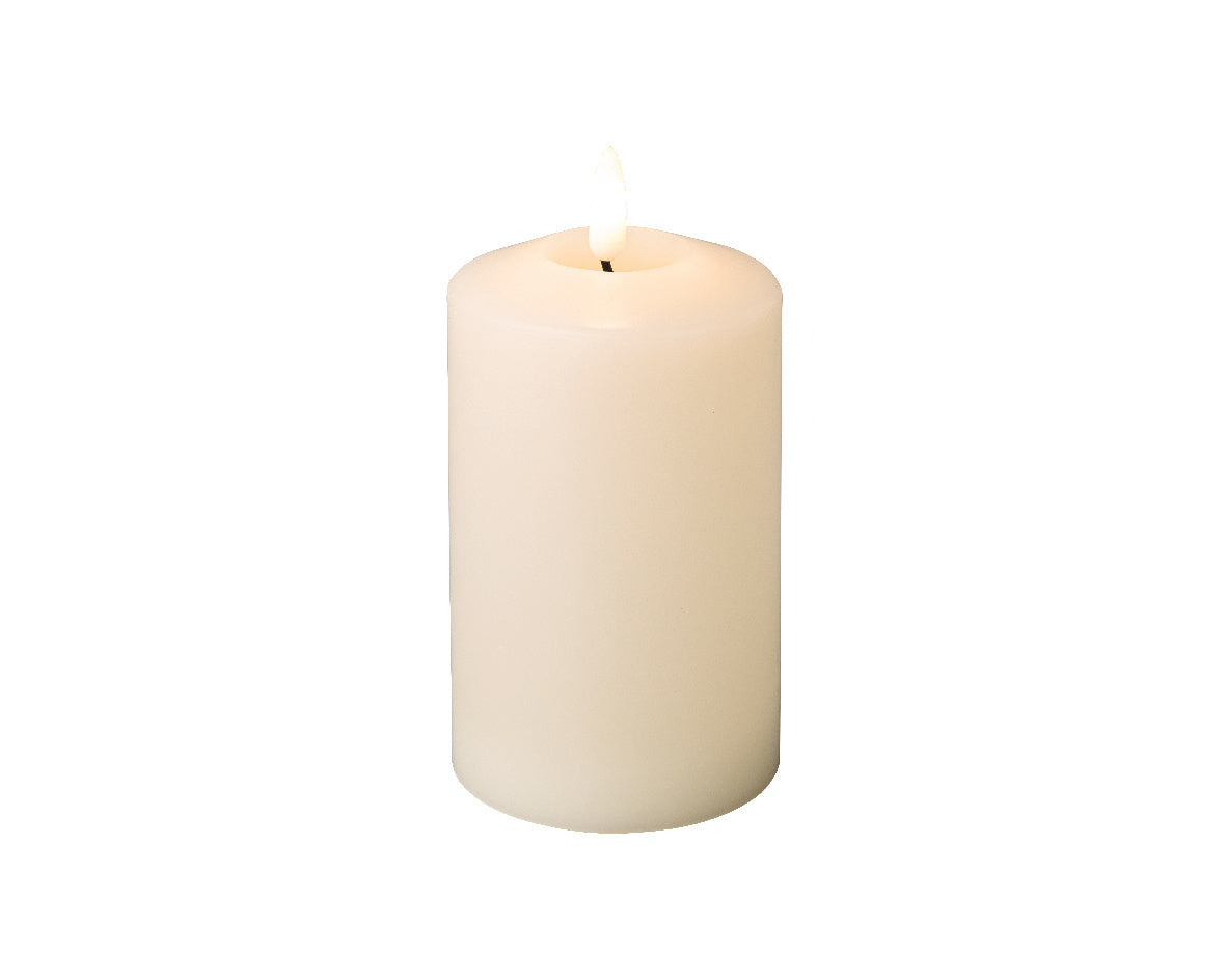 LED kerkkaars (kaarsvet) in lichtbeige, met brandende vlam
