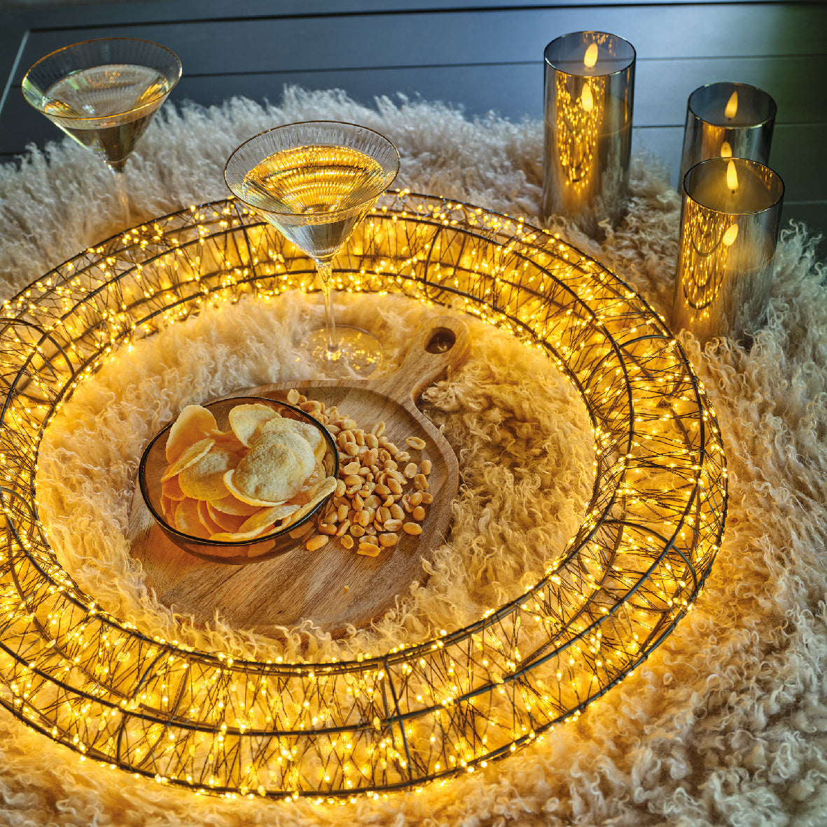 Ronde metalen LED-frameverlichting met warmwitte micro-LEDs in decoratieve opstelling