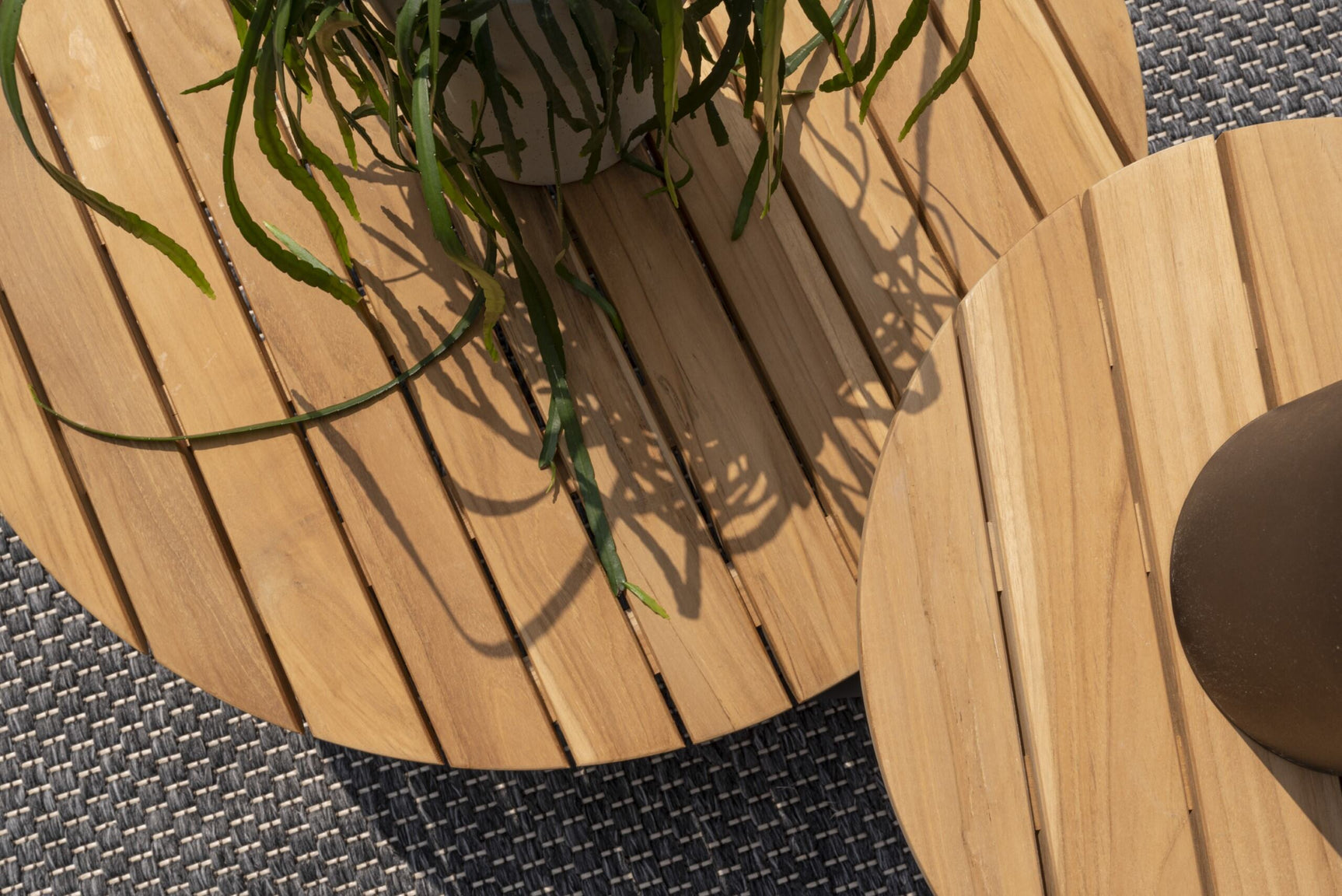 Teakhouten salontafel: rond blad met houten latten en zwart metalen frame