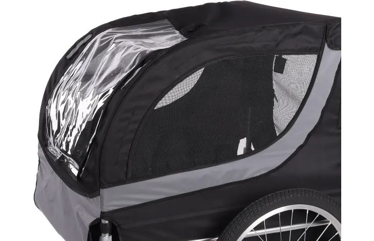 Zwarte fietskar met zijraam van gaas en doorzichtige regenhoes, close-up.