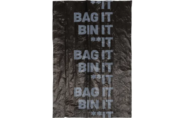 Zwarte poepzakken met 'BAG IT BIN IT'-opdruk, stapel gevouwen