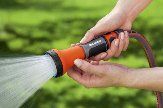 GARDENA tuinsproeier met oranje/grijze sproeikop die water uitspuit